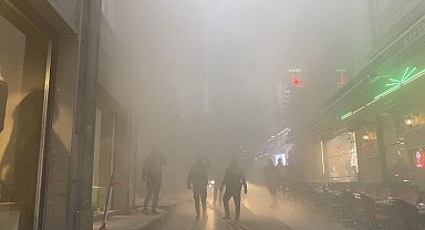 Taksim'de 5 katlı binanın çatı katında yangın paniği