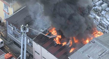 Ümraniye'de alev alev yanan iş yeri havadan görüntülendi