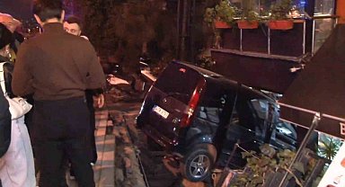 Üsküdar'da hafif ticari aracın restorana girdiği anlar kamerada