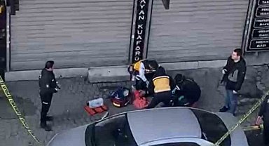Üvey annesini kardeşinin yanında kafasından silahla vurarak öldüren şahıs kamerada
