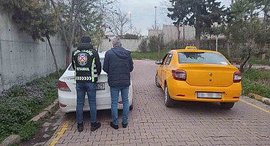 Yayalara ayrılan kaldırımı yol yapan taksi sürücüsü kamerada
