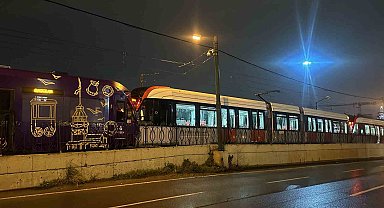 Zeytinburnu'nda iki tramvay kafa kafaya çarpıştı: 1 yaralı