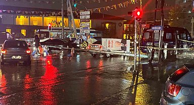 Ankara'da fırtınada aydınlatma direği yola devrildi