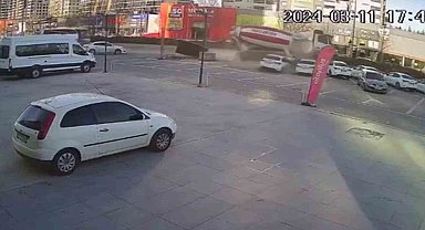 Ankara'da kontrolden çıkan mikser park halindeki araçlara çarparak durabildi