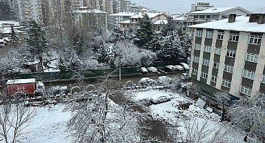 Ankara'nın Kızılcahamam ilçesinde kar yağışı etkili oluyor