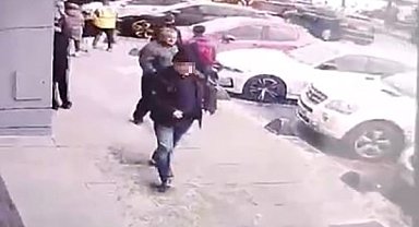 Arkadaşını vuran zanlının sakince uzaklaştığı anlar kamerada