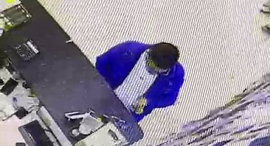 Arnavutköy'de AVM'den akıllı saat çalan hırsız kamerada