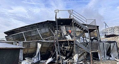 Arnavutköy'de inşaat işçilerinin kaldığı 2 katlı konteyner alev alev yandı