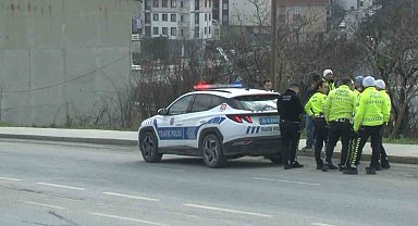 Arnavutköy'de servis minibüsünün çarptığı trafik polisi yaralandı