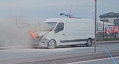 Arnavutköy'de seyir halindeki ticari araç alev alev yandı