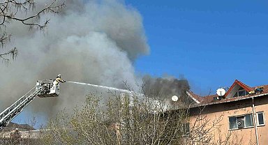 Ataşehir'de otomotiv servisinde yanan tiner, 5 katlı binayı aleve verdi