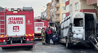 Ataşehir'de vatandaşlar kaputu açtı, aracı alevler sardı