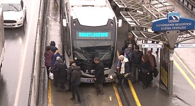 Avcılar'da iki metrobüs çarpıştı: 5 yaralı