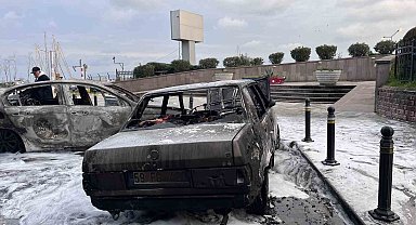 Avcılar'da yanan taksi park halindeki otomobile çarptı: İki araç alev topuna döndü