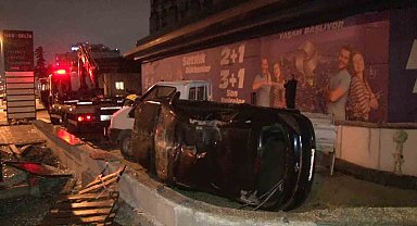 Bahçelievler E-5 Karayolu'nda otomobil, otobüs durağına çarparak takla attı