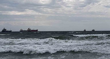 Bakırköy sahilinde fırtına nedeniyle dalgalar oluştu