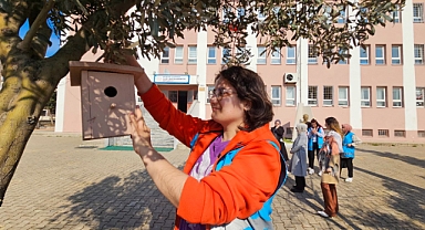 Bandırma Kız Yurdu Öğrencileri Miniklere Kuş Evleri Hediye Etti