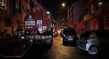 Başakşehir'de 3 katlı binanın çatısı alev alev yandı