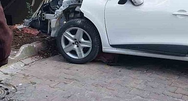 Beşiktaş'ta yokuş aşağı inerken duramayan otomobil eve daldı: 2 yaralı