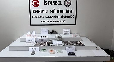 Beylikdüzü'nde uyuşturucu satıcısının evinden kalem şeklinde suikast silahı çıktı