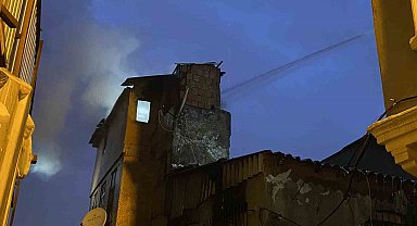 Beyoğlu'nda 3 katlı bina alev alev yandı