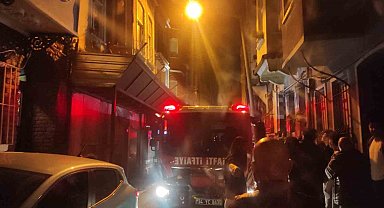 Beyoğlu'nda 4 katlı bina alev alev yandı