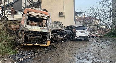Beyoğlu'nda park halindeki 4 araç alev alev yandı