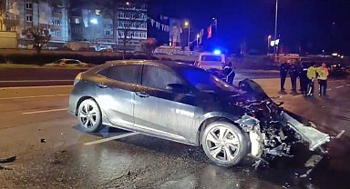 Esenler'de otomobil seyir halindeki servis minibüsüne çarptı: 2 yaralı
