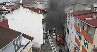 Esenyurt'ta bir vatandaş yangından kaçıp çatı katında kurtarılmayı bekledi