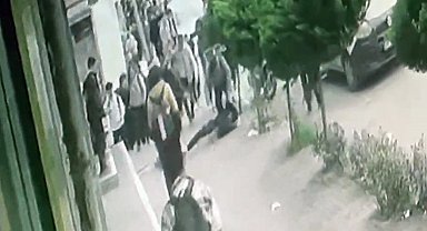 Esenyurt'ta okul çıkışında bıçaklı kavga: 1 yaralı