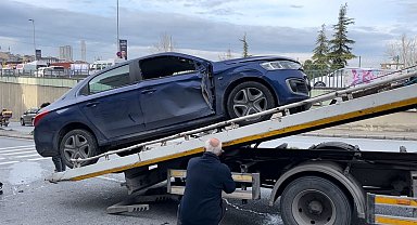 Esenyurt'ta otomobil bariyeri kırarak tünel çıkışına düştü: 1 yaralı