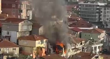 Eyüpsultan'da 2 katlı bina alevlere teslim oldu