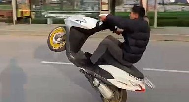 Eyüpsultan'da motosikletli sürücünün tek tekerli tehlikeli yolculuğu kamerada
