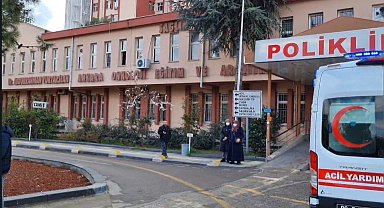 Hastanede hayatını kaybeden adamın sedyeden düşme anı kameraya yansıdı