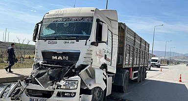 İki tırın çarpıştığı kazada yaralanan sürücü hayatını kaybetti