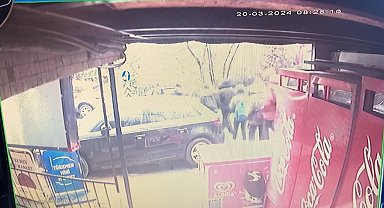 İstanbul'da akıl almaz kaza kamerada: Kamyondan kopan tekerlek öğrenciye çarptı