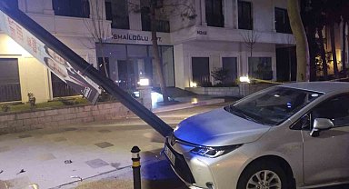 Kadıköy'de kontrolden çıkan araç park halindeki otomobile çarptı: 2 yaralı