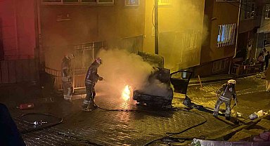 Kağıthane'de park halindeki araç alev alev yandı