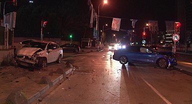 Kartal'da iki otomobil kafa kafaya çarpıştı