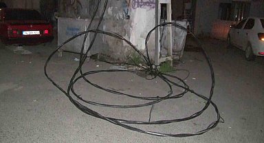 Kontrolden çıkan kamyonet elektrik direklerine çarpıp kaçtı
