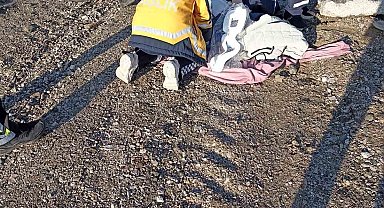 Kontrolden çıkan otomobil altyapı için açılan çukura yuvarlandı: 2 yaralı