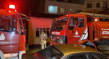 Küçükçekmece'de 2 katlı binanın giriş katında korkutan yangın: 2 yaralı