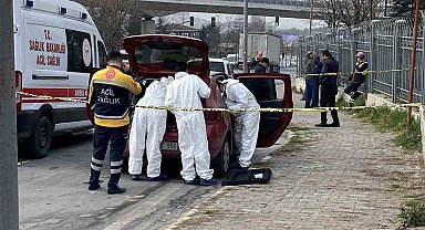 Küçükçekmece'de, bir kişi araç içinde silahla vurulmuş halde ölü bulundu