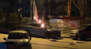 Maltepe'de seçim bayrağı asılan elektrik kablosu düştü, lüks araç yandı
