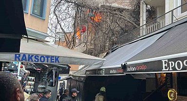Ortaköy'de bulunan 2 katlı iş yeri alev alev yandı