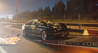 TEM Otoyolu'nda yolun karşısına geçmek isteyen 4 kişiye otomobil çarptı