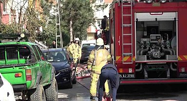 Pendik'te 5 katlı binanın çatısı alev alev yandı