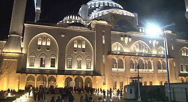 Ramazan ayının ilk teravih namazı Büyük Çamlıca Camii'nde kılındı