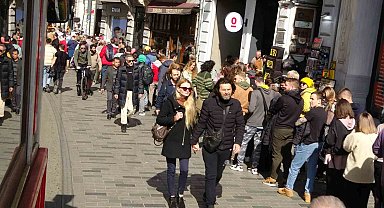 Rusya vatandaşları oy vermek için konsolosluk önünde uzun kuyruklar oluşturdu