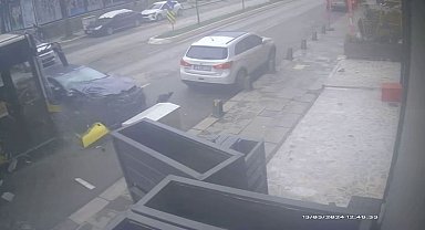 Sancaktepe'de otomobille otobüsün kafa kafaya çarpıştığı kaza kamerada